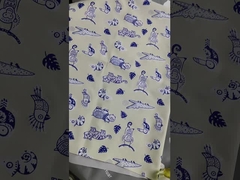 92% poliestere, 8% spandex, 165 grammi, tessuto stampato che cambia colore quando esposto all'acqua