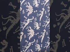 92% poliestere, 8% spandex, 165 grammi, tessuto stampato che cambia colore quando esposto all'acqua